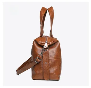 Vue latérale du sac fourre-tout en cuir marron avec coutures fines et garniture en métal argent