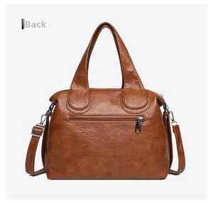 Vue arrière du sac à main marron vintage en cuir PU avec poche zippée et détails argentés