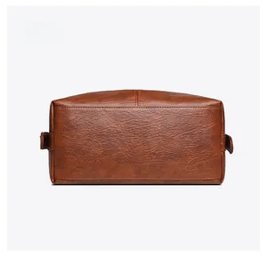 Détail du fond large et plat et des coutures de ce sac à main en cuir marron