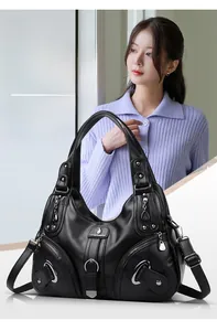 Dettaglio della trama in pelle nera martellata e hardware argento della borsa grande