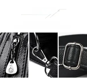 Dettaglio degli accessori in argento lucido e logo a canguro su borsa nera martellata
