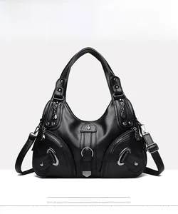 Vista frontale di una borsa nera capiente con anello in metallo e cerniera laterale