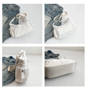 Vue détaillée du sac bandoulière blanc en nylon avec nœuds coulissants et sangle réglable