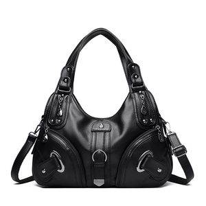 Borsa tote in pelle martellata nera con cerniere argentate e design multitasche