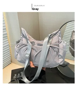 Détail du sac bandoulière gris en nylon avec nœud coulissant et sangle réglable