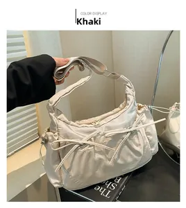 Détail du sac bandoulière en nylon kaki avec nœud chic et cordon de serrage plissé