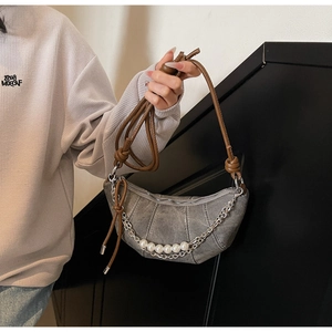 Dettaglio borsa a mezzaluna in denim grigio con catena di perle e tracolla