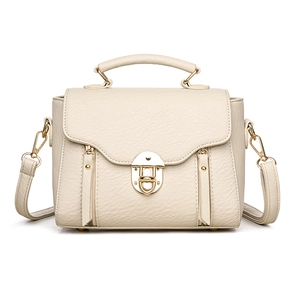Retro beige Umhängetasche mit Griff und goldener Metallschnalle auf weißem Hintergrund