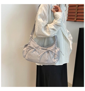 Sac bandoulière en nylon gris clair avec design plissé et détail de nœud élégant