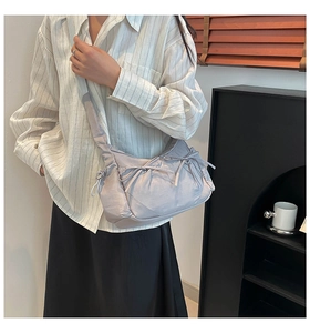 Vue latérale du sac bandoulière en nylon léger avec nœuds décoratifs et cordon ajustable