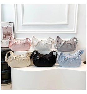Série de sacs bandoulière en nylon coloré avec nœuds décoratifs en studio photo