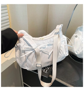 Détail du sac bandoulière blanc en nylon avec nœuds coulissants et sangle réglable
