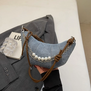Borsa a mezzaluna in denim blu con tracolla a nodo marrone e dettaglio catena di perle