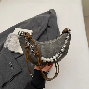 Borsa a mezzaluna in denim grigio scuro con dettagli di perle e catena d'argento