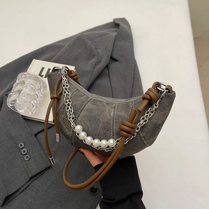 Borsa a mezzaluna chic con catena di perle e manico in pelle annodato da donna