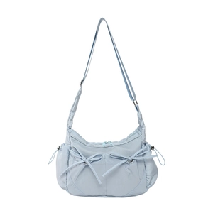Sac croissant en nylon bleu clair avec nœuds et bandoulière réglable pour le quotidien