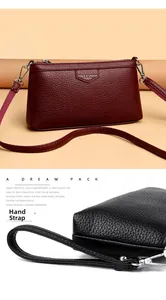 Vue détaillée des sacs bandoulière bordeaux et noirs avec texture grainée et dragonne