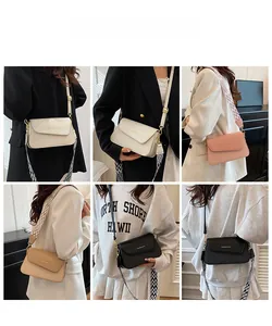 Détail du sac bandoulière tendance avec large sangle et quatre options de couleurs