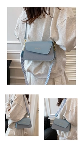Mannequin portant petit sac bandoulière bleu ciel avec large bandoulière jacquard