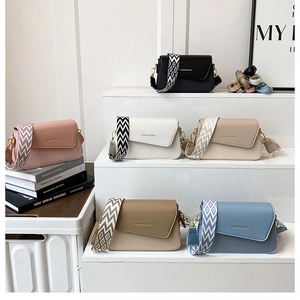Détail de sacs bandoulière colorés aux textures tissées et larges bretelles géométriques