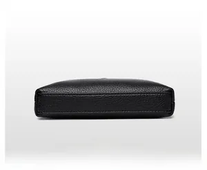 Vue détaillée de la base rectangulaire montrant le cuir noir à grain de litchi et les coutures