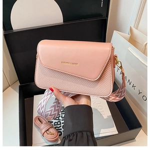 Petit sac carré rose avec large bandoulière tissée et logo FASHION & BAGS doré
