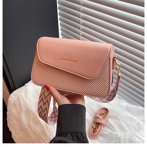 Sac bandoulière rose en cuir PU avec détails tressés et deux sangles amovibles