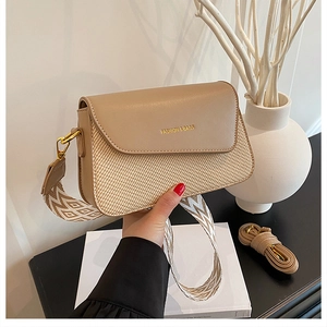 Détail du sac carré kaki avec texture tressée et large bandoulière géométrique chic