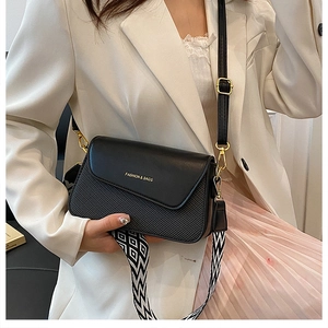 Détail du sac bandoulière noir avec sangle géométrique et lettrage doré FASHION & BAGS