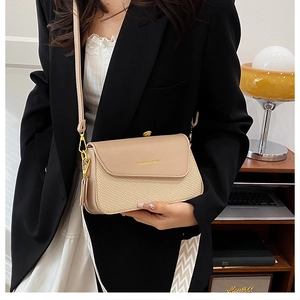 Détail du sac bandoulière beige tissé avec lettrage doré Fashion & Bags sur le rabat