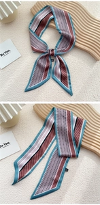 Détail d'un foulard ruban en soie avec motifs géométriques pour sac et cheveux