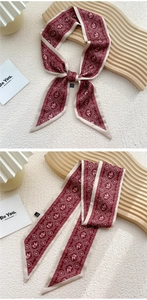 Gros plan du foulard twilly rouge vin avec imprimé éléphant et détails de nœud