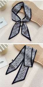 Détail d'un foulard en soie noir et blanc avec éléphant vintage et motifs géométriques