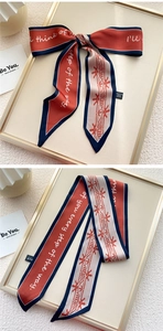 Détail d'une écharpe 100 % soie avec panneaux contrastés et calligraphie élégante