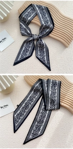 Vue détaillée d'un foulard Twilly en soie à motif cachemire noir et blanc noué en nœud
