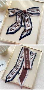 Détail d'un foulard en soie avec imprimé équestre et design élégant avec écriture
