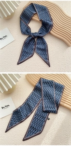 Détail d'un foulard étroit en soie à pois géométriques sur un support en bois épuré