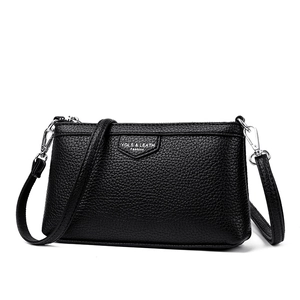 Sac à bandoulière tendance en cuir grainé noir avec détails métalliques argentés pour femme
