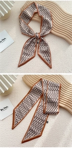 Gros plan d'un foulard en soie beige avec des motifs géométriques marron et texture douce