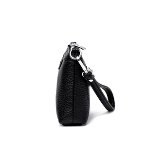 Pochette enveloppe chic en cuir noir grainé avec fermeture éclair argentée et dragonne