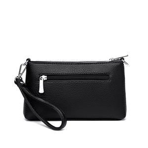 Pochette enveloppe élégante en cuir noir texturé avec dragonne pour femmes chic