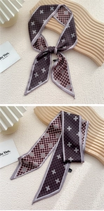 Détail d'un foulard étroit et soyeux à carreaux avec une texture brillante et pointue