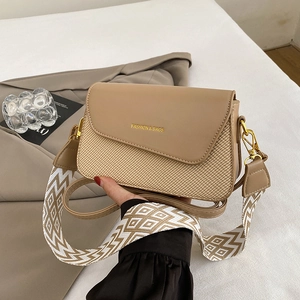 Sac bandoulière kaki avec texture tissée, large sangle géométrique et boucles dorées