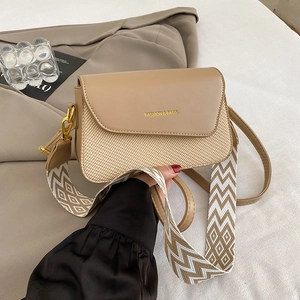 Sac bandoulière kaki minimaliste avec texture tissée et large bandoulière géométrique