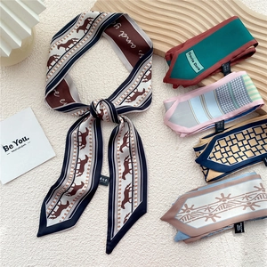 Élégants foulards Twilly 100% soie avec motifs de motifs de chevaux et géométriques sur plateau