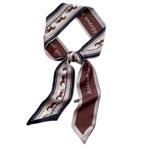 Foulard twilly en soie à motif équestre avec rayures et design de calligraphie