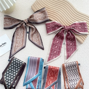 Sélection de foulards élégants en soie imprimée pour bandeaux ou accessoires de sac