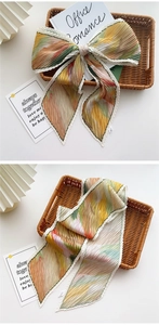 Détail d'un foulard étroit plissé avec imprimé floral de peinture à l'huile pour sacs