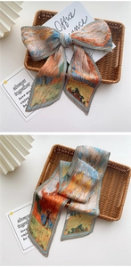 Détail d'un foulard en soie plissé avec imprimé peinture à l'huile et bords ondulés