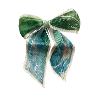 Écharpe en soie plissée avec dégradé bleu-vert et imprimé artistique nouée en nœud